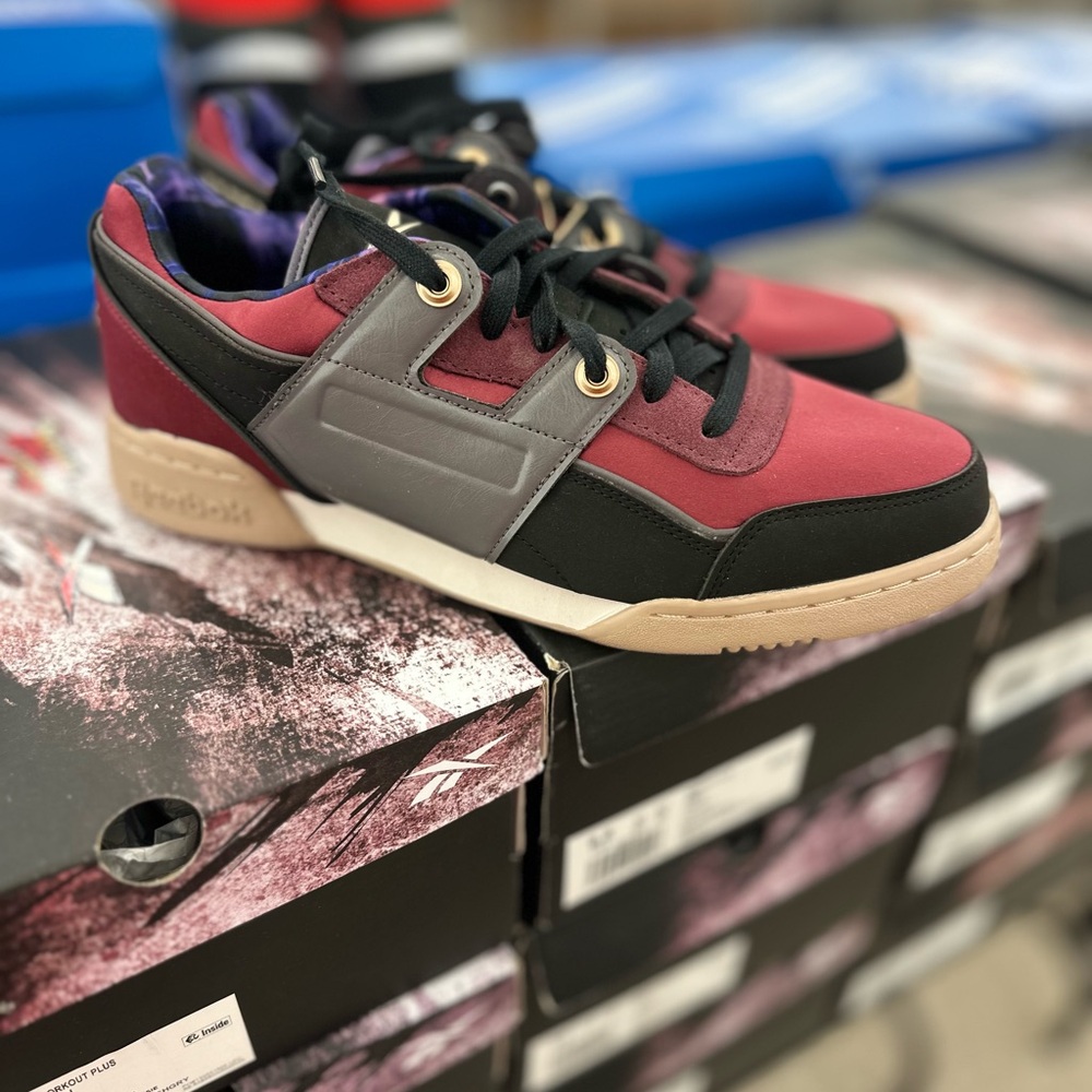 Reebok Street Fighters Red and Black Sneakers with Classic Athletic Design - Picture 2 of 2